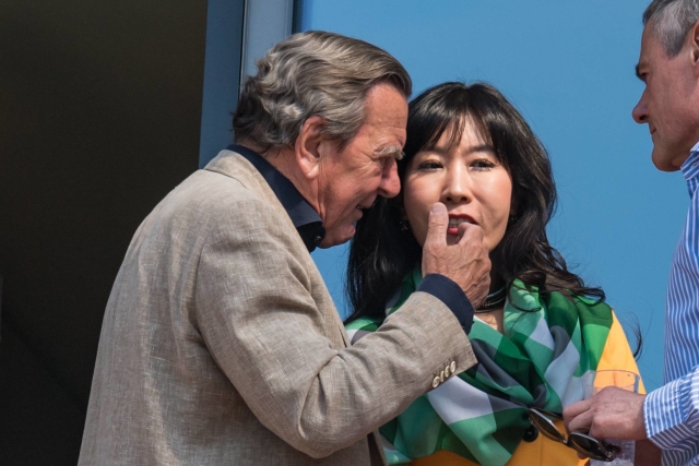 Gerhard Schröder se svou korejskou družkou.