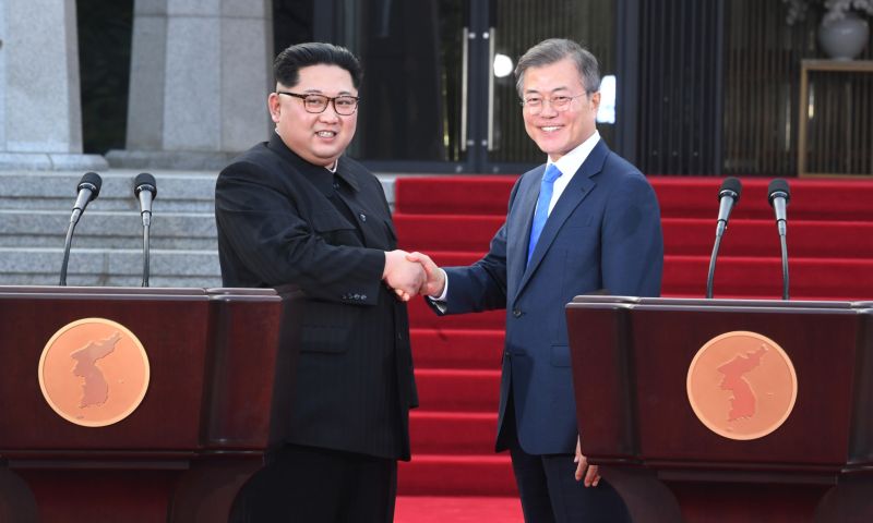 Severokorejský vůdce Kim Čong-un (vlevo) a jihorokejský prezident Mun Če-in (vpravo).
