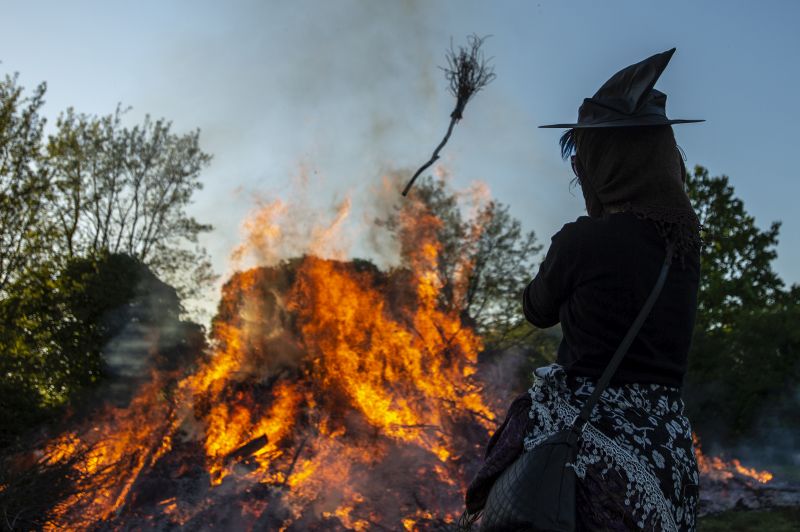 Čarodějnický rej a pálení čarodějnic v Nechanicích na Hradecku.