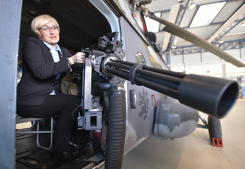 Ministryně obrany v demisi Karla Šlechtová (za ANO).