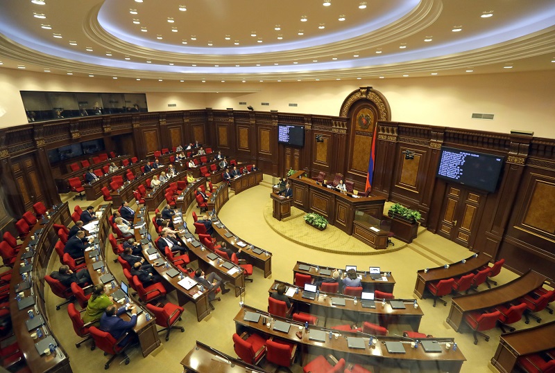 Arménský parlament odmítl Nikolu Pašinjana zvolit novým premiérem.