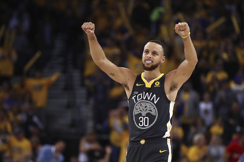 Stephen Curry se vrátil po zranění a hned pomohl úřadujícím šampionům Golden State k výhře. Stephen Curry se vrátil po zranění a hned pomohl úřadujícím šampionům Golden State k výhře.