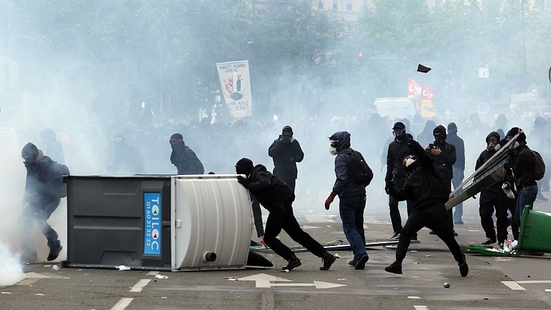 Prvomájové protesty v Paříži.
