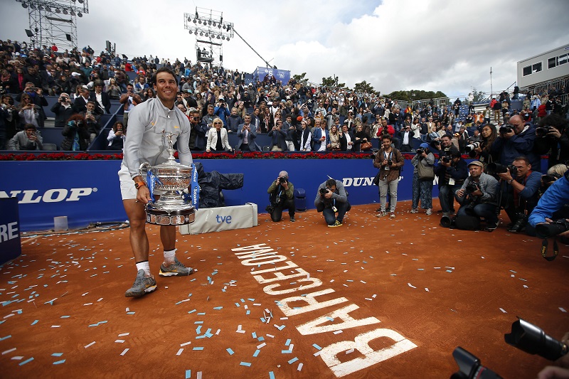 Rafael Nadal získal na domácím podniku v Barceloně 77. triumf v kariéře. Ten se pak rozhodl oslavit s tamními podavači míčků.