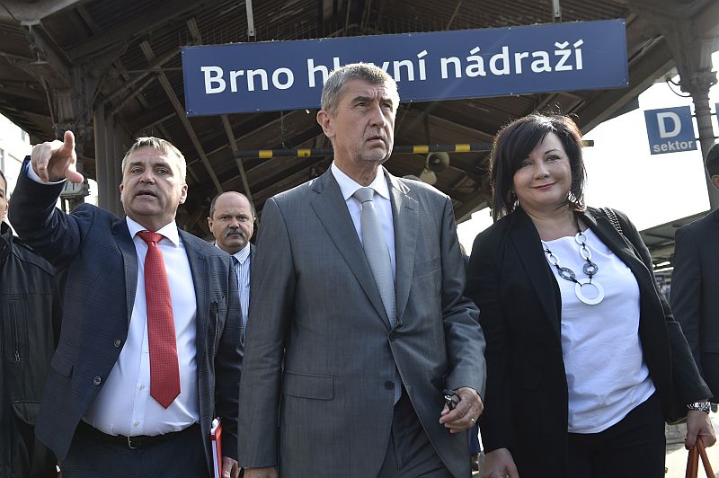 Zleva: primátor Brna Petr Vokřál, v pozadí ministr zemědělství v demisi Jiří Milek, premiér v demisi Andrej Babiš a ministryně financí v demisi Alena Schillerová na brněnském vlakovém nádraží.