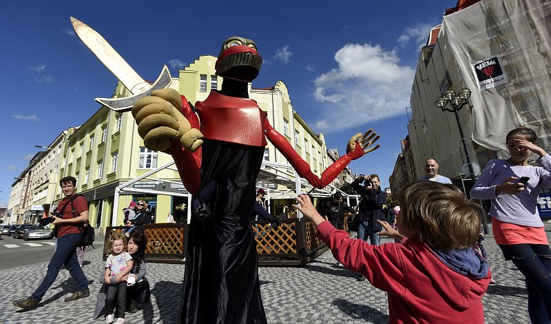 V rámci mezinárodního festivalu Divadlo evropských regionů prošel 17. června centrem Hradce Králové slavnostní zahajovací průvod.