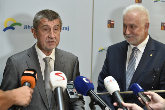 Premiér v demisi Andrej Babiš (vlevo) a hejtman Jihomoravského kraje Bohumil Šimek. 
