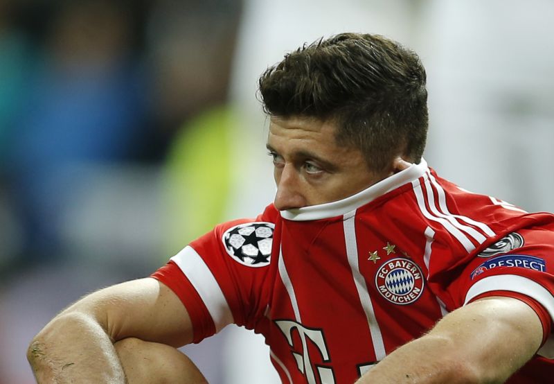 Zklamaný Robert Lewandowski po vyřazení Bayernu.