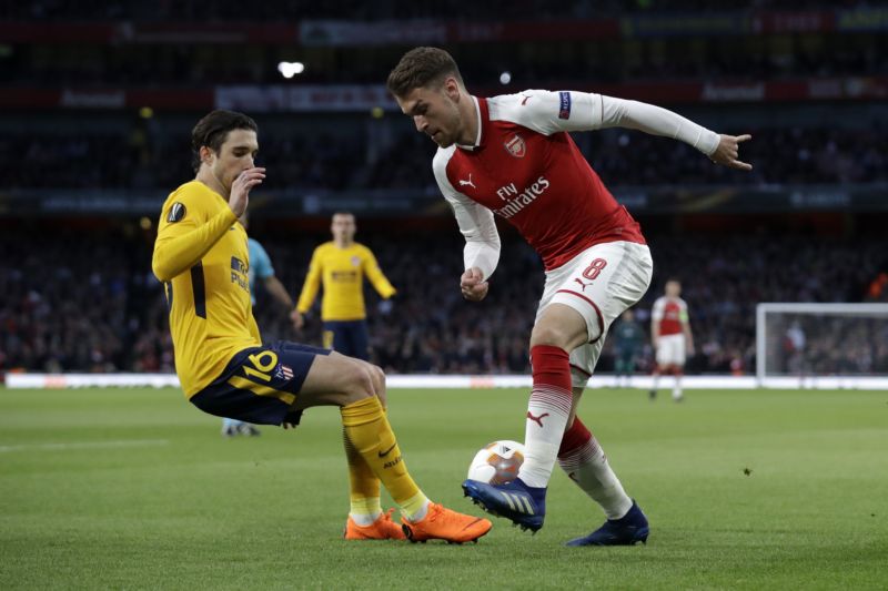 Záložník Arsenalu Aaron Ramsey při kličce na Vrsaljka.