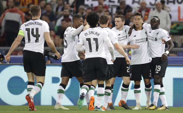 Radost fotbalistů Liverpoolu, kteří postoupili do finále.