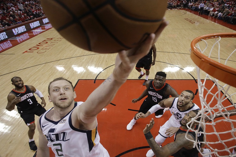 Basketbalisté Utah vyhráli na palubovce Houstonu a srovnali stav série na 1:1.