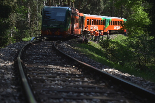 Srážka vlaků na šumavské lokálce. Čtyři lidé zůstali v nemocnici.