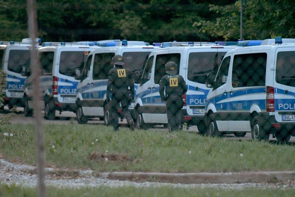 Policejní zásah v uprchlickém centru.