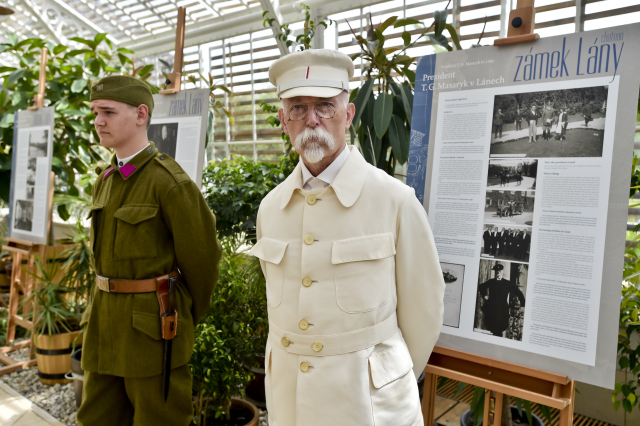 Výstava zachycuje setkání prvního československého prezidenta s politiky, ale i jeho soukromý rodinný život.