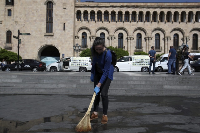 Dobrovolníci uklízejí po demonstracích v Jerevanu.