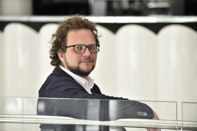 Zlínská Filharmonie Bohuslava Martinů představila 3. května 2018 na tiskové konferenci nového šéfdirigenta Tomáše Braunera.