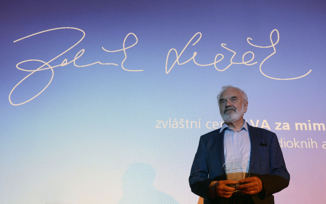 Cenu za mimořádný přínos mluvenému slovu převzal Zdeněk Svěrák.