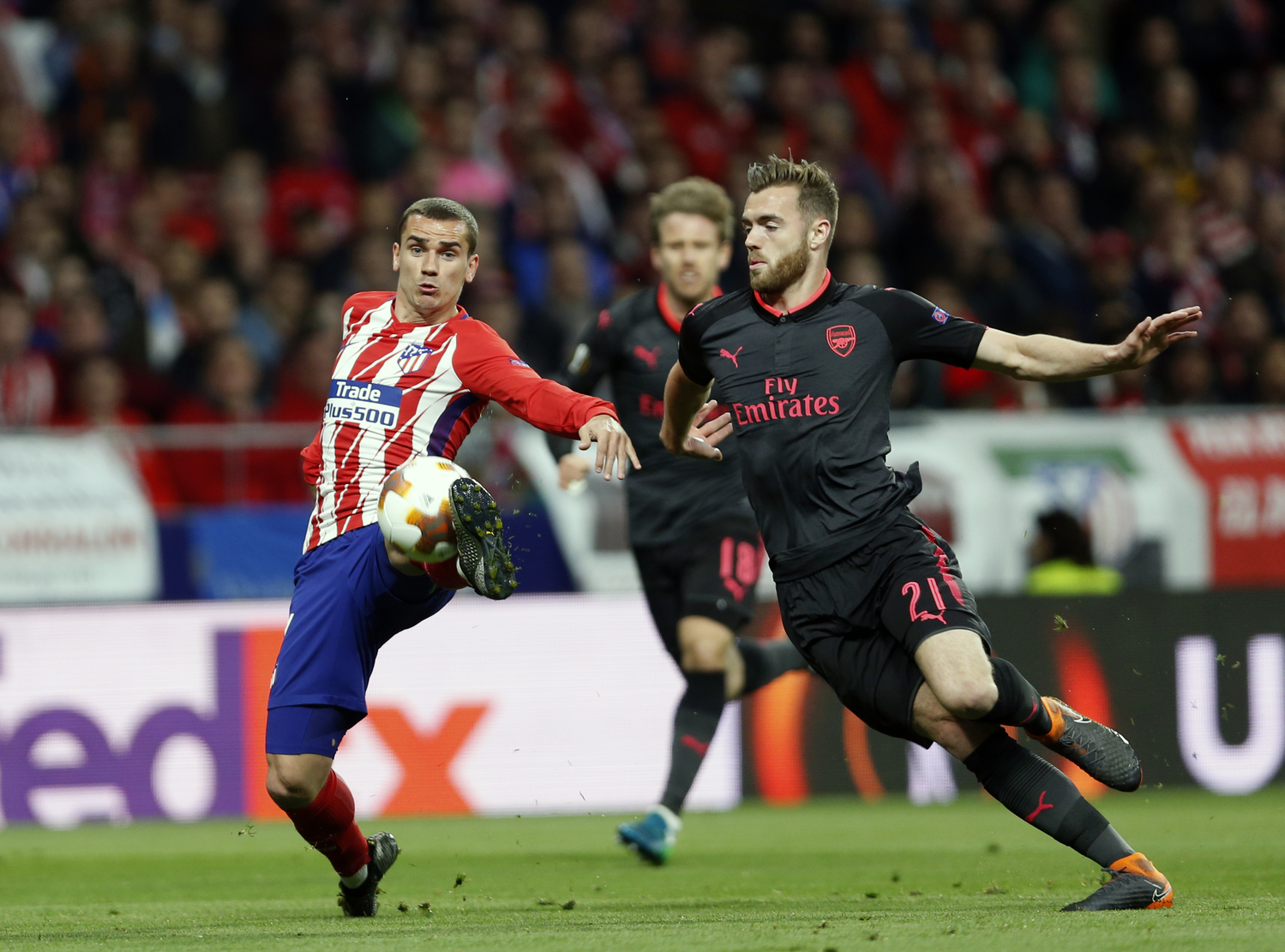Griezmann (vlevo) s Chambersem v souboji při semifinále EL. 