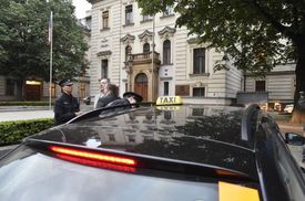 Taxikáři před sídlem Úřadu vlády.