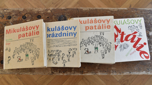 Česká vydání knih o Mikulášovi mezi exponáty na výstavě Malý Mikuláš a jiné... francouzského ilustrátora Jeana-Jacquese Sempého.