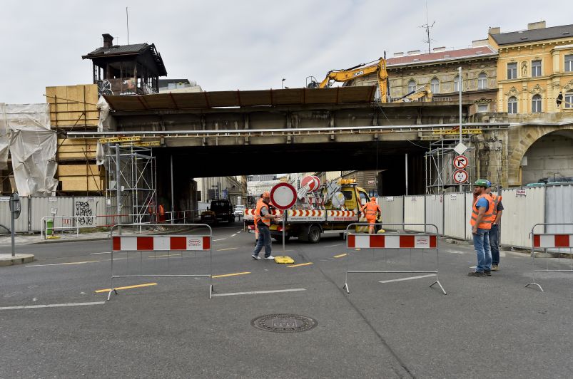 Začala demolice mostu na Negrelliho viaduktu nad Křižíkovou ulicí.
