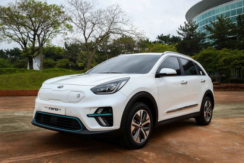 Crossover Kia Niro v čistě elektrické podobě.