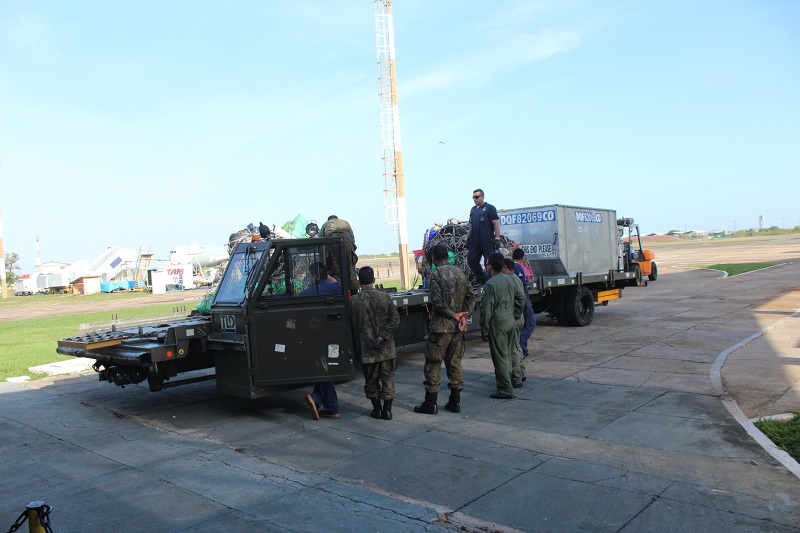 Brazilská armáda na letišti při přemisťování migrantů.