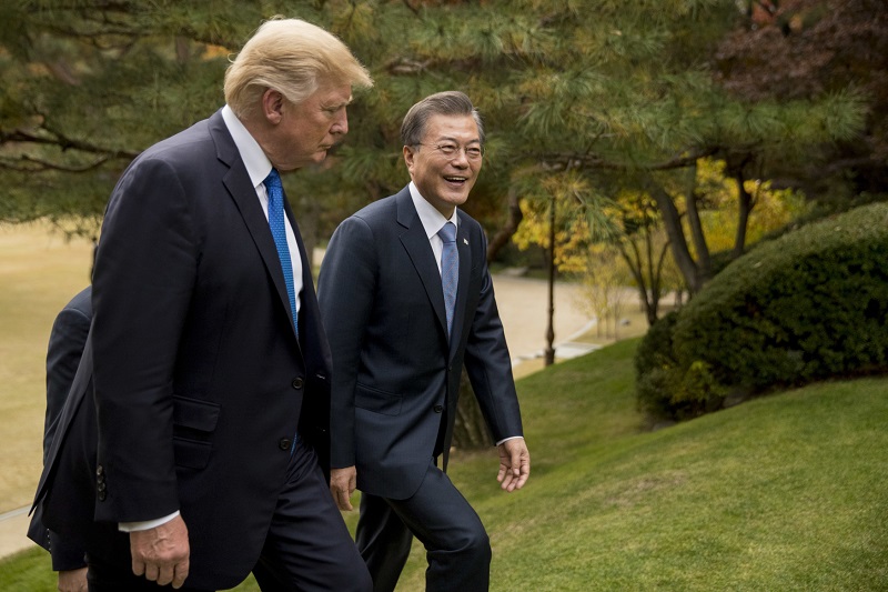 Donald Trump s Mun Če-inem v Soulu