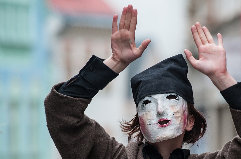 Účastník průvodu festivalu WTF.
