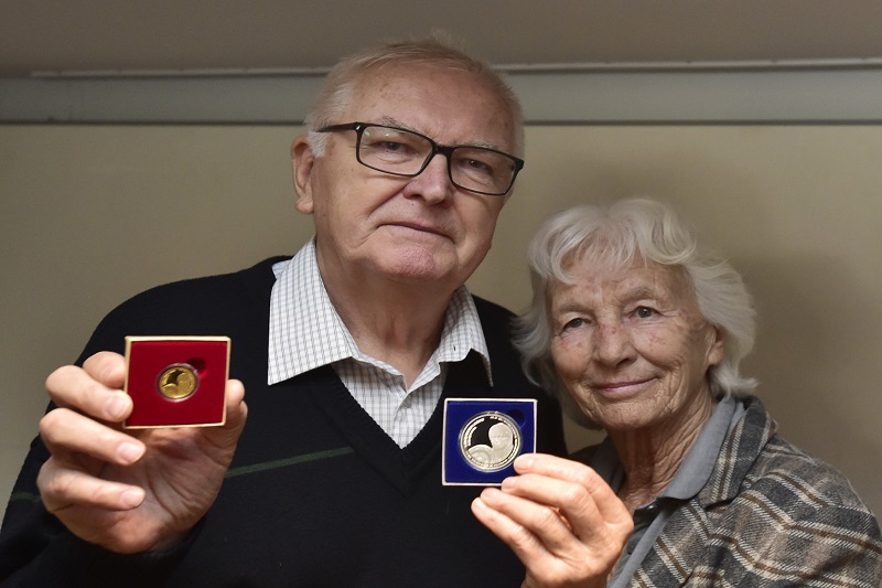 Zesnulé Janě Novotné se dostalo další pocty. Její rodiče obdrželi pamětní prsten.