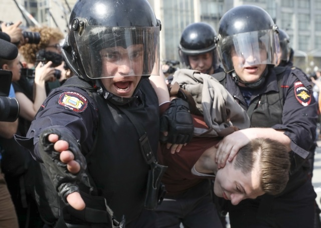 Čistky v ruských ulicích. Při protestech zatčeni Navalnyj a další.