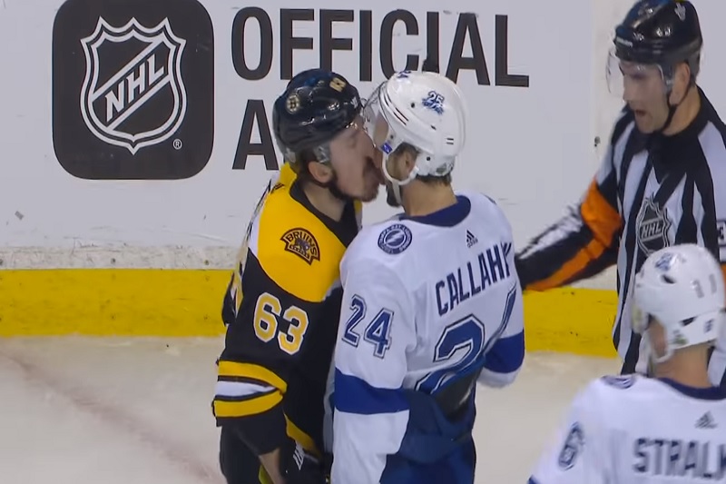 Brad Marchand si připsal na svůj seznam další nepochopitelný exces. V utkání proti Tampě Bay totiž olízl obličej Ryana Callahana.
