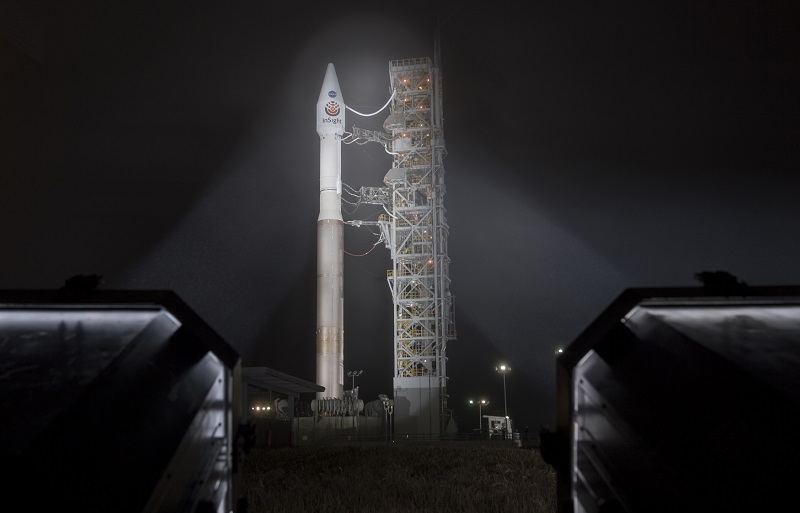 Atlas V se sondou InSight na startovní rampě.