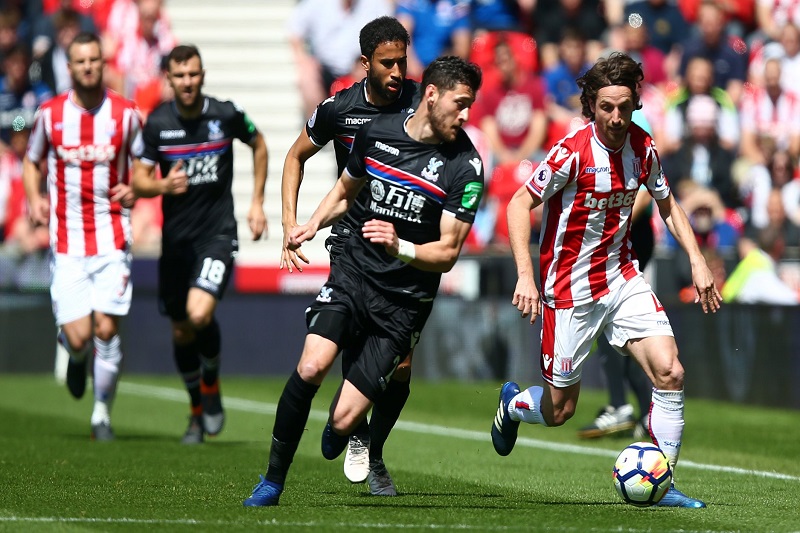 Fotbalisté Stoke City nezvládli klíčovou bitvu s Crystal Palace a po deseti letech sestupují z Premier League.