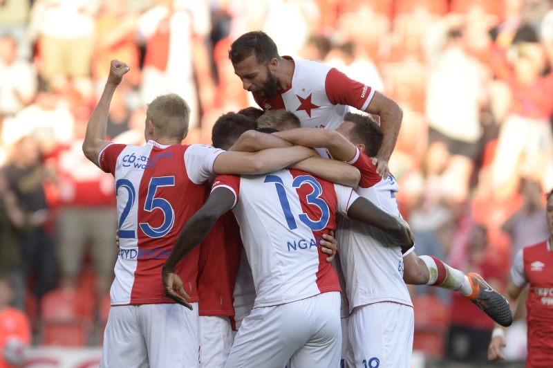 Fotbalisté Slavie slaví gól v zápase s Plzní.