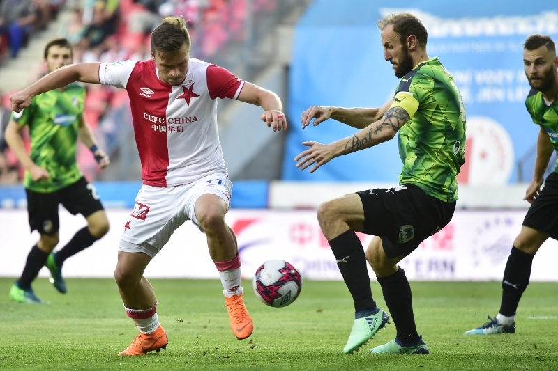 Plzeňský Roman Hubník v souboji se Stanislavem Teclem.
