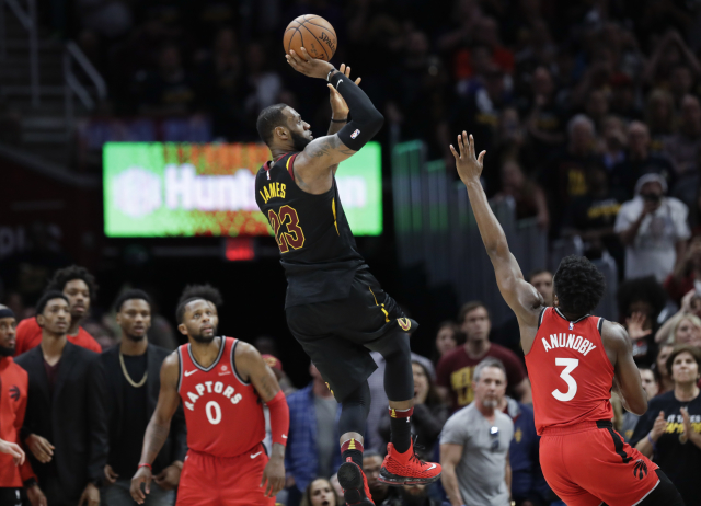 LeBron James při vítězné střele.