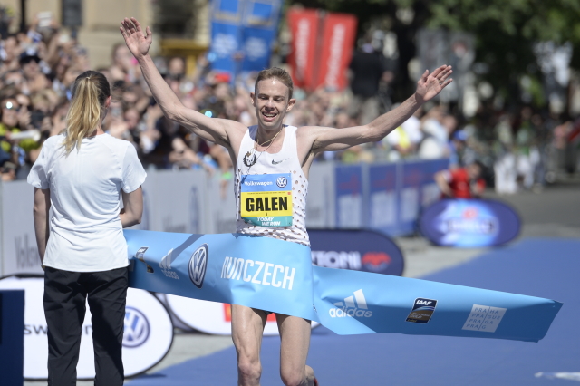 Galen Rupp jako první Američan vyhrál pražský maraton.