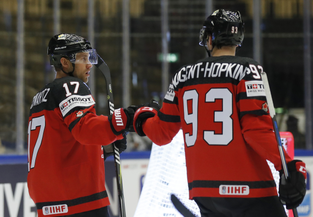 Ryan Nugent-Hopkins s Jadenem Schwartzem slaví gól do sítě Koreji.