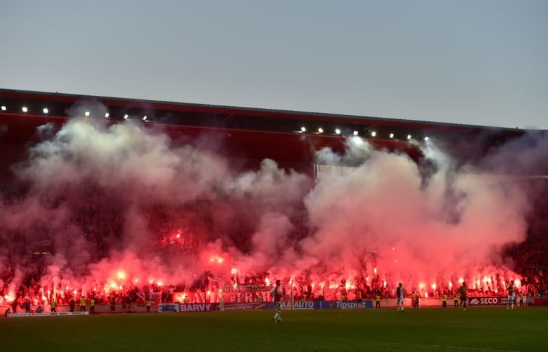 Fanoušci Slavie proti Plzni.