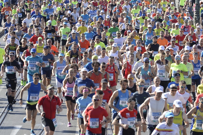 Nedělní Praha patřila maratonu.