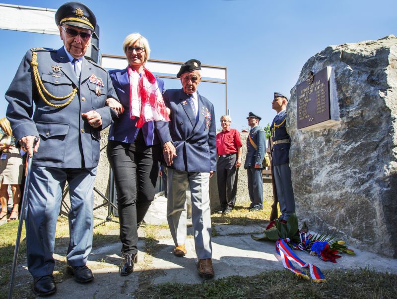 Veterán Alois Dubec (vlevo), ministryně obrany v demisi Karla Šlechtová a veterán Josef Švarc (vpravo) při odhalení  nového pomníku letcům RAF v Plzni.