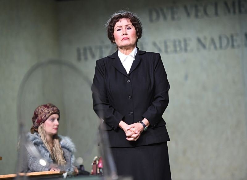 Generální zkouška činoherní komedie Lutze Hübnera Úča musí pryč!. Zleva jsou Dana Verzichová a Daniela Bambasová.