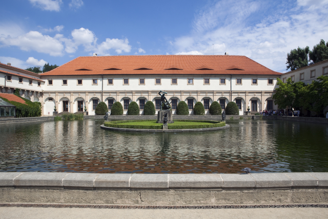 Expozice na Pražském hradě nese název Doteky státnosti.