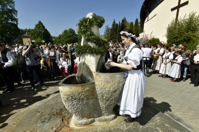 Svěcení a otevírání léčivých pramenů v Luhačovicích na Zlínsku.