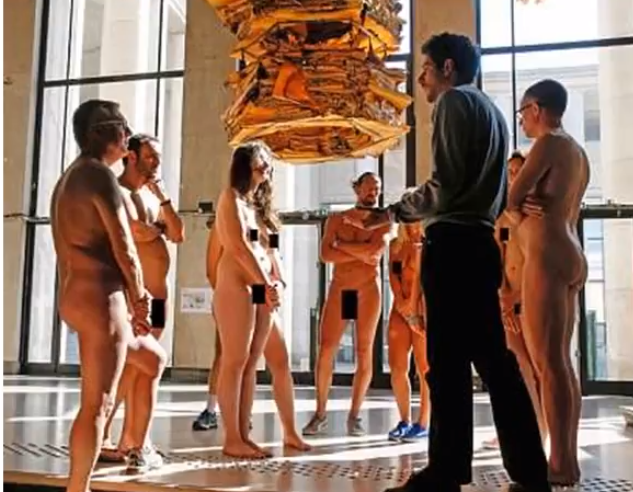 Prohlídky v muzeu Palais du Trocadéro v Paříži se zúčastnilo sto šedesát nudistů.