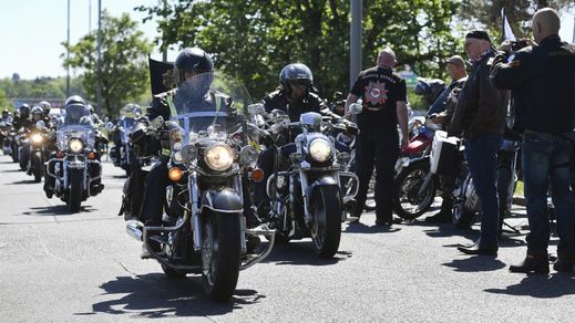 Ruští motorkáři z klubu Noční vlci míří na Olšanské hřbitovy.