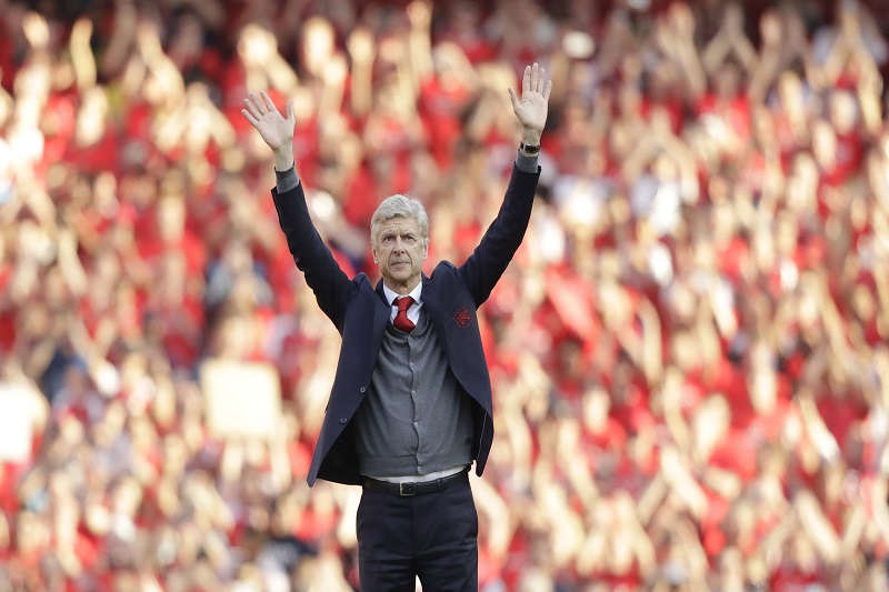 Legendární trenér Arsène Wenger se v zápase proti Burnley rozloučili s vlastními fanoušky. Jednomu z nich poté udělal ohromnou radost.