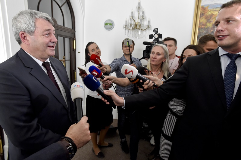 Předseda KSČM Vojtěch Filip hovoří s novináři.