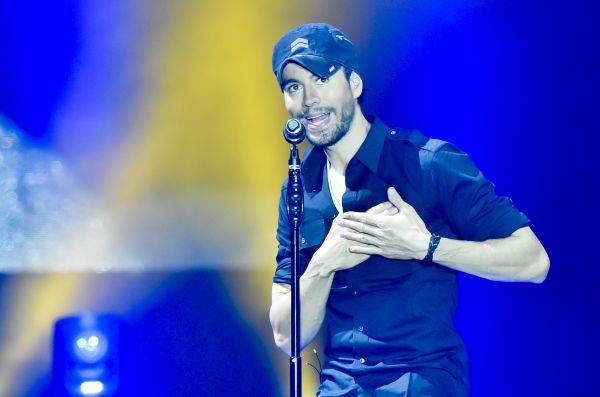 Zpěvák Enrique Iglesias na pražském koncertě.